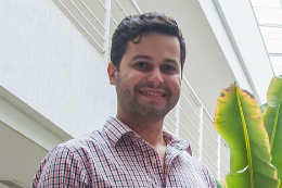 Imagem: O Prof. Yuri Lima direciona suas pesquisas às áreas de sistemas dinâmicos, teoria ergódica, combinatória e probabilidade (Foto: Ribamar Neto/UFC)