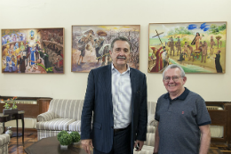 Imagem: Encontro entre o reitor da UFC e o prefeito de Aracati aconteceu na Reitoria, no Campus do Benfica (Foto: Viktor Braga/UFC)