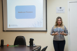 Imagem: O curso foi aberto pela chefe da Auditoria Interna da UFC, Glícia Santiago (Foto: Ribamar Neto/UFC)