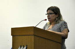 Imagem: Auditora da UFC, Glícia Santiago, falando em um auditorio (Foto: David Motta/UFC)