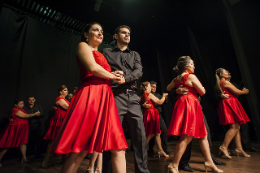 Imagem: Foto de servidores dançando em apresentação artística