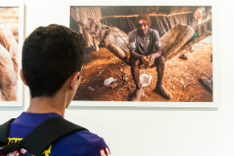 Imagem: Visitante observa fotografia sobre trabalho escravo no Museu de Arte da UFC