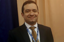 Imagem: Foto do Prof. Leal segurando certificado