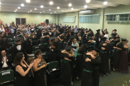 Imagem: A emoção marcou a solenidade de colação de grau do Curso de Medicina de Sobral (Foto: Anne Caroline Costa Araújo/UFC)