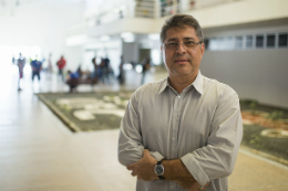 Imagem: Foto do Prof. Vicente Pinto de braços cruzados, dentro do prédio do Campus da UFC em Sobral