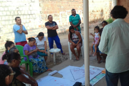 Imagem: Alunos e professores de Arquitetura e Urbanismo da UFC já participaram de reuniões com moradores do Bom Jardim para falar sobre a ZEIS (Foto: Divulgação)