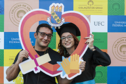 Imagem: Ao todo, serão diplomados mais 1.456 estudantes (Foto: Viktor Braga/UFC)