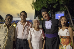 Imagem: Ao lado da família, dona Maria Antonieta da Silva, aos 92 anos, acompanhou a formatura do neto, Mikael dos Santos, em Letras-Libras (Foto: Jr. Panela/UFC) 