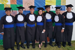 Imagem: Colegas de formatura posam para foto no Campus de Quixadá, que pela primeira vez sediou a solenidade (Foto: João Vilnei)