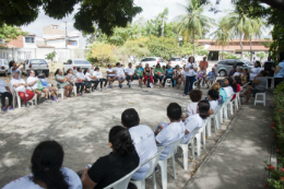 Imagem: Em roda de conversa, alunos e professores deram orientações e trocaram ideias com o público sobre assuntos como fatores de risco e prevenção de doenças (Foto: Ribamar Neto/UFC)