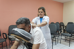 Imagem: Sessões de massoterapia serão feitas ao longo da programação (Foto: Ribamar Neto/UFC)