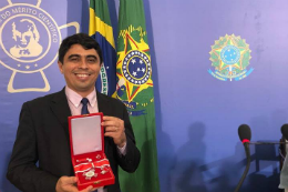 Imagem: Prof. Antonio Gomes foi condecorado por sua atuação na área de Ciências Físicas (Foto: Cesar Itiberê/PR)