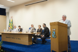 Imagem: Para o reitor Henry Campos, o programa "é produto do profundo envolvimento daqueles que hoje constituem a Universidade e dos que os precederam" (Foto: Ribamar Neto/UFC)