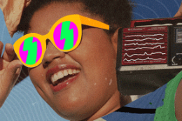 Imagem: Foto de uma menina negra segurando uma rádio antigo no ombro e usando óculos escuros onde se vê um desenho na lente