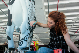 Imagem: Com referência à xilogravura, a pintura da Xilocow, em um galpão, durou cerca de um mês (Foto: Emilia Teixeira)