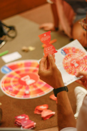 Imagem: Jogo "Tic-tac"  reflete sobre o tempo em uma sociedade ultrarrápida (Foto: Divulgação da equipe)