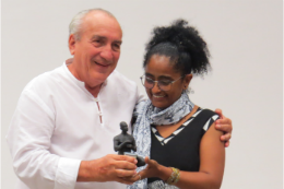 Imagem: A entrega do Prêmio GRIOTS 2018 ao Prof. Roberto Pontes foi feita pela Profª  Izabel Nascimento, docente da UFRN e coordenadora do congresso (Foto: Divulgação/GRIOTS)s)
