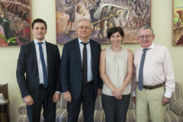 Imagem: O assessor de Comunicação do Consulado-Geral da França em Recife, Quentin Marques; o cônsul-geral, Romain Louvet; a adida de cooperação do consulado para o Nordeste, Marion Fanjat; e o reitor Henry Campos (Foto: Viktor Braga/UFC)