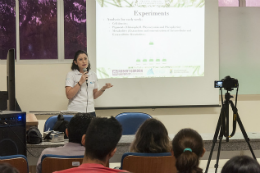 Imagem: A estudante de doutorado em Engenharia Civil-Saneamento Ambiental da UFC Marianna Correia apresentou sua pesquisa no evento (Foto: Viktor Braga/UFC)