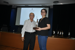 Imagem: O chefe de gabinete da UFC, Prof. José Maria de Sales Andrade Neto, entregou o Prêmio Gandhi a Gabriela Pinto Custódio, ganhadora na categoria TCC ((Foto: Divulgação/ABN)