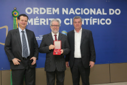 Imagem: O Prof. Luiz Drude recebeu  do ministro Gilberto Kassab (à esquerda) a medalha da Ordem Nacional do Mérito Científico (Foto: Ascom/MCTIC)