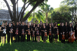 Imagem: Foto dos integrantes da Camerata de Cordas da UFC segurando instrumentos