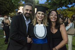 Imagem: Karen Kappaun, de 30 anos, pertence à primeira turma do Curso de Gestão de Políticas Públicas da UFC (Foto: Viktor Braga/UFC)