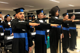 Imagem: Na solenidade, 43 alunos do Campus da UFC em Quixadá colaram grau (Foto: Yan Vancelis)