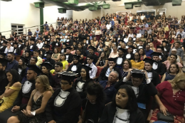 Imagem: Foi a primeira vez que uma solenidade de formatura reuniu formandos de todos os cursos oferecidos no Campus de Sobral (Foto: Anne Araújo)