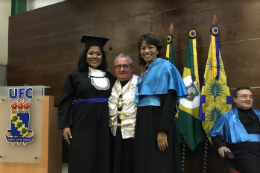 Imagem: A concludente Francisca Lilian da Silva e a professora Francisca Denise Silva do Nascimento, ambas do Curso de Psicologia, foram as oradoras da noite (Foto: Anne Araújo)