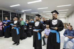 Imagem: Francisco Mardônio Vieira Filho, Francisco Antônio Ferreira de Almeida e Francisco Uálison Rodrigues de Lima são os primeiros concludentes do Campus da UFC em Crateús (Foto: Viktor Braga/UFC)