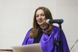 Imagem: A oradora docente e diretora do Campus de Crateús, Maria Elias Soares, classificou a colação como um dos momentos mais importantes no percurso de seis anos da unidade (Foto: Viktor Braga/UFC)