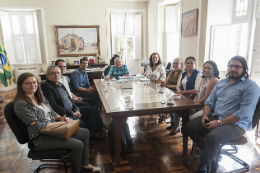 Reitor e representantes da FIOCRUZ, UNA-SUS e NUTEDS em volta da mesa do gabinete