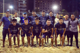 Imagem: Foto dos atletas de beach soccer da UFC no aterrinho da Praia de Iracema