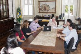 Imagem: Novo sistema de agendamento de atendimento por meio do SIGAA foi apresentado ao reitor Henry Campos em reunião envolvendo PREX e STI (Foto: Arlindo Barreto/UFC)