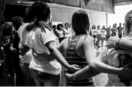 Imagem: Mulheres de costas, abraçadas, formando uma espécie de cordão humano (Foto: Rosilene Miliotti/FASE)