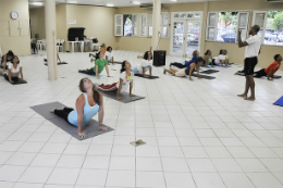 Imagem: foto de mulheres praticando ioga num salão