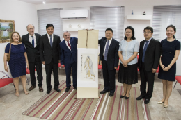 Imagem: A diretoria do Instituto foi presenteada com a réplica de uma pintura do acervo do Museu Nacional da China (Foto: Viktor Braga/UFC)