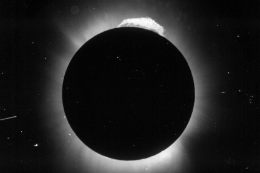 Imagem: Uma das chapas fotográficas feitas pelos cientistas, registrando o eclipse total do Sol em Sobral (Imagem: Observatório Nacional)
