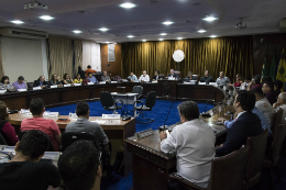 Imagem: integrantes do Conselho Universitário reunidos para a votação, dispostos em cadeiras colocadas em círculo ao redor de uma mesa (Foto: Viktor Braga/UFC)