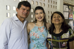 Imagem: A concludente Lana Mulato Lima e seus pais