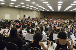 Imagem: A Orquestra Sinfônica do Campus de Sobral emocionou o auditório lotado (Foto: Viktor Braga/UFC)