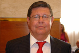 Imagem: O Prof. Enrique Rodríguez Castellón é uma das maiores autoridades mundiais na técnica de espectroscopia fotoeletrônica de raios X (Foto: Divulgação)