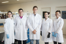 Imagem: Equipe do Laboratório de Bioprospecção e Biotecnologia Marinha, coordenado pelo Prof Diego Wilke, ao centro (Foto: Ribamar Neto/UFC)