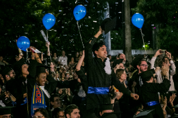 Imagem: Os tradicionais balões e confetes enfeitaram a festa na Concha Acústica (Foto: Ribamar Neto/UFC)