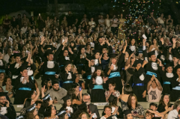 Imagem: Pessoas vestidas de becas com mãos para cima vibrando