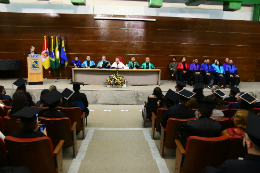 Imagem: Mesa de autoridades acadêmicas na Colação de Sobral (Foto: Vandi Lima Junior)