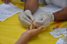 Imagem de coleta de sangue com perfuração do dedo