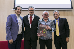 Imagem: No lançamento, o reitor Henry Campos, com o livro, ladeado pelos editores Jesus Irajacy Fernandes da Costa, Armenio Aguiar dos Santos e José Milton de Castro Lima (Foto: Viktor Braga/UFC)