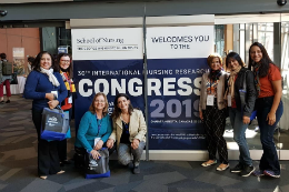 Imagem: foto das professoras da UFC em frente a um banner do congresso